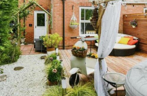 Rawcliffe Apartment | Cosy Garden Accommodation, Private Hot Tub & Four Poster Bed