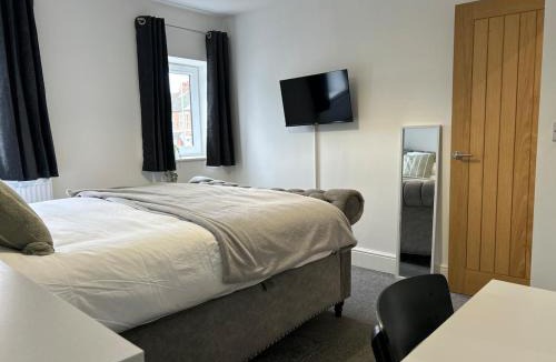 Higham Ferrers Apartment | The Old Band Accommodation 1 kingsize bed and 1 Sofa Bed available