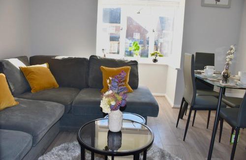 Luton Apartment | 2 Bedroom house Luton Free Parking Close to train station and Luton Airport