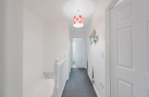 Grantham House | Grantham Stays - Dexter - 3BR, Sleeps 5, Parking & WIFI