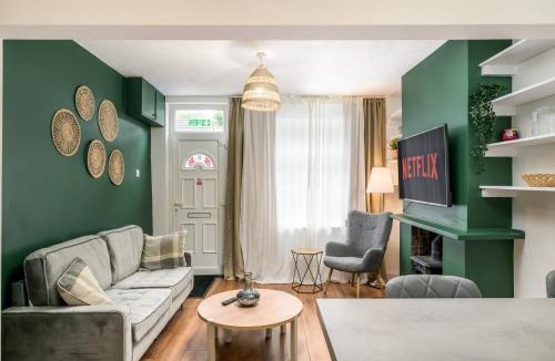 Kettering Apartment | Vale House By EDEN Accommodation - 2 Bedroom Whole House, Sleeps 4 - NEWLY RENOVATED