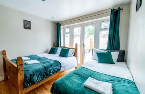 Bilston Apartment | Hyped Properties' Spacious 6BR Home Suited For Contractors & Relocators Near Centre With Free Parking