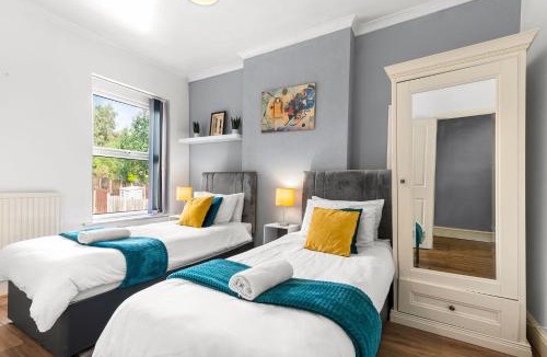Kimberworth Apartment | HILLTOP PLACE SUITES 6 beds for CONTRACTORS and FAMILIES near MEADOWHALL with FREE PRIVATE PARKING