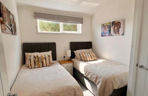 Frognall Apartment | Rolo's Lakeside Lodge With Hot Tub & Hi-Speed Wifi