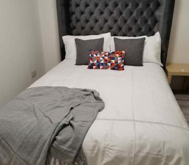 Wellingborough Apartment | Newly Renovated Cosy 1 bed flat, 4 minutes walk to Town Centre, 3 minutes walk to the train station, Free parking, Modern, fresh and spacious living room, Netflix ready smart TV, Wifi