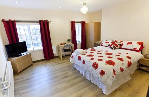 Nottingham City Centre Apartment | City Centre ideal for Contractors - Huntingdon Street Apartments opposite Victoria Centre Shopping Centre - Full Kitchen to Cook as you would at home - Parking Cars and High Top Vans at five pounds a Day
