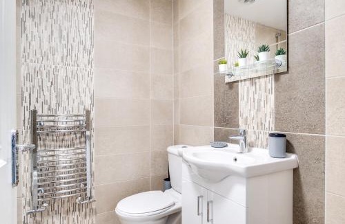 Newport Pagnell House | Contractors Retreat 3 bedroom house, sleeps up to 7, free parking