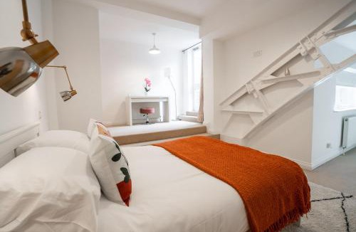Sheffield Apartment | Amazing Victorian Triplex - City Centre - Free Parking - Sleeps 10