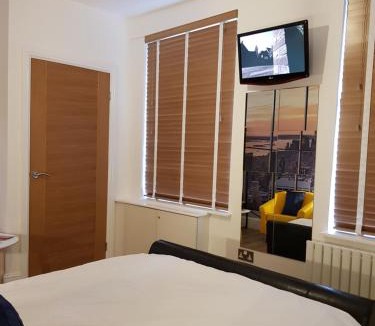 Acomb Apartment | The New Yorker Mini Studio Parking Available