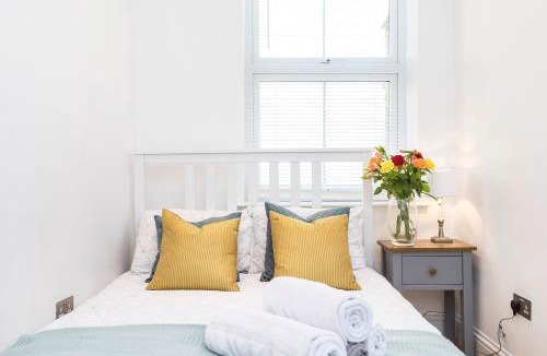 Kilburn Apartment | Stylish 2 Bed Apartment-Zone 2 - 10 Minutes to the heart of London- sleeps up 8