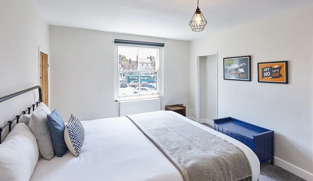 Host & Stay | 2 College Square