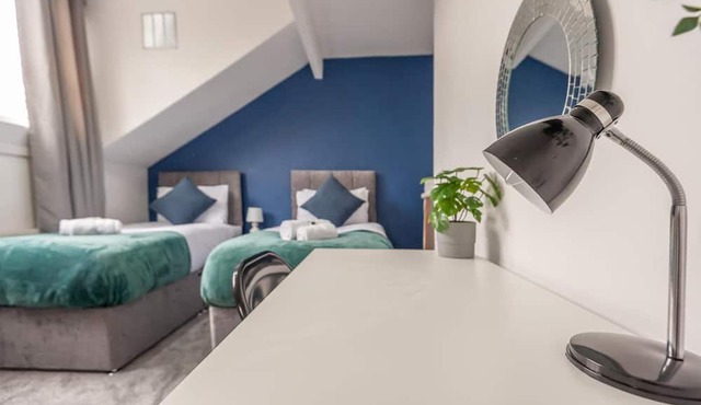Leeds 4-bed House - Sleeps 9, Free Parking & Wifi