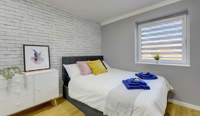 Stylish 2 bed House With Parking in Rugby