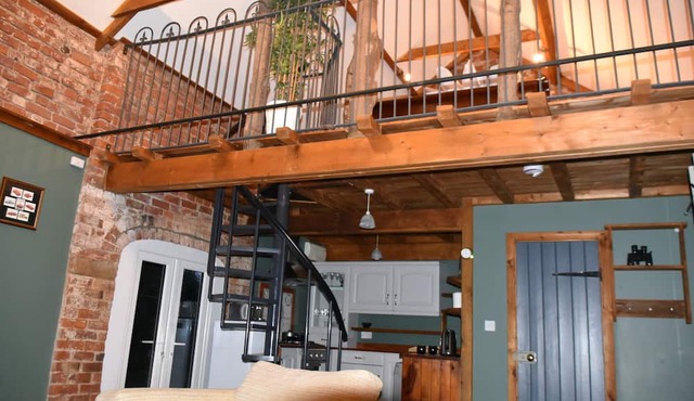 2-bed 18th Century Barn - Sleeps 6 - Pet Friendly