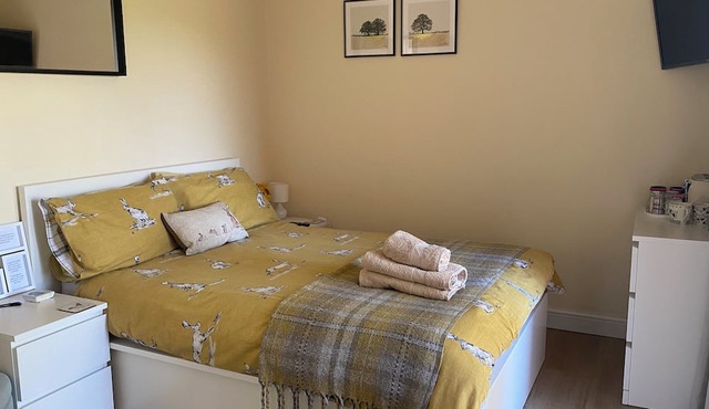 Private Entry Double Bedroom With Beautiful Views!