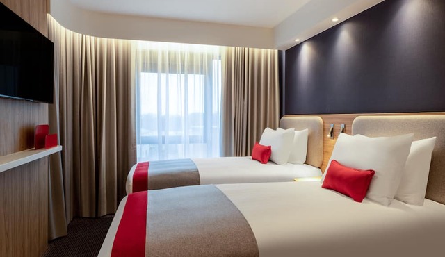 Holiday Inn Express Cambridge West Cambourne by IHG