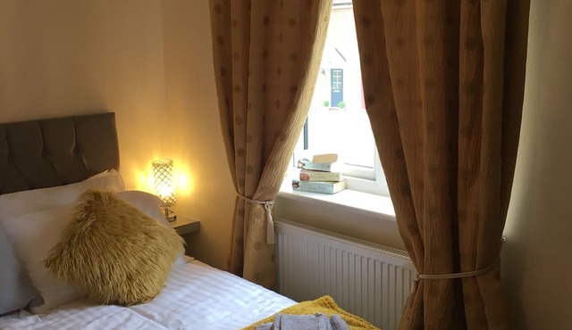 Lazy Nest - Sleeps 4, Parking, Garden & Hammocks