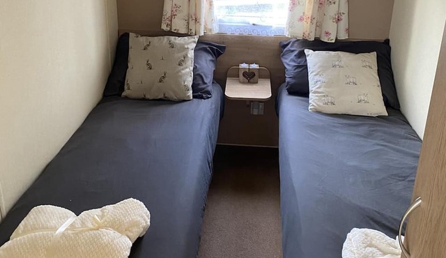 Caravan - Sleeps 6 - Parking, Pool, Facilities