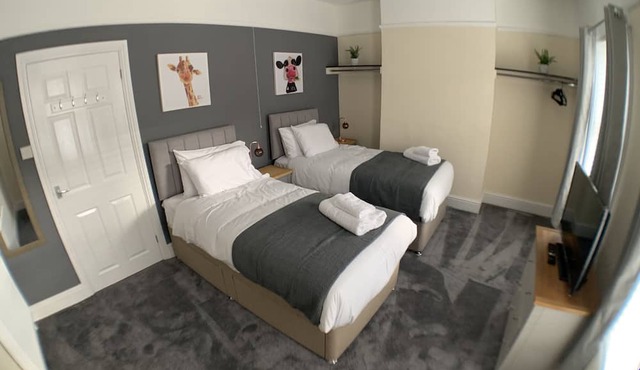 Whitworth Lodge. Sleeps 6 in 3 rooms netflix WIFI