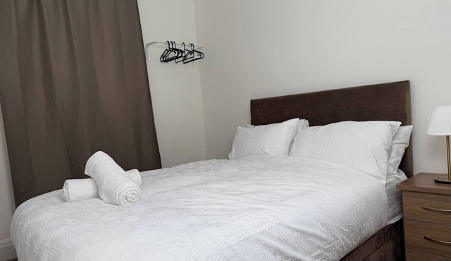 Urban Calm Spacious 3-bed Home With Free Parking