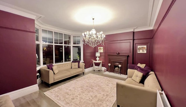 House-sleeps10-hottub-garden-parking-10mintotown