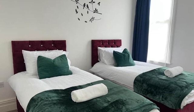 2 Bed Flat - Sleeps 5 - Pets - Parking - Wifi
