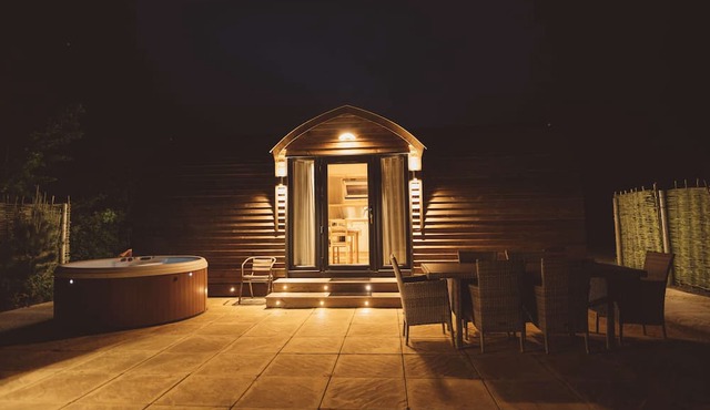 Cosy Rural Cabin With Hot Tub