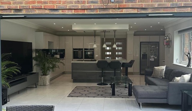 Luxurious home - Sleeps 10 - Great Location in High Wycombe