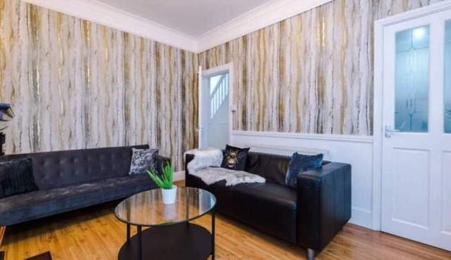 Spacious 4-Bed House Manchester