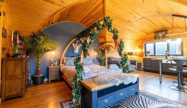 Tranquil Luxury: Hot Tub, Firepit, & undercover patio