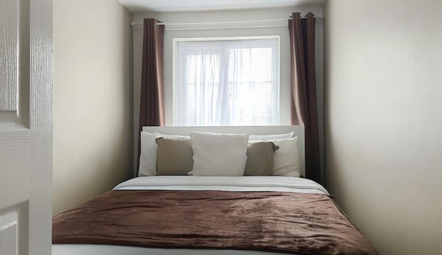 Private Guest House With En-suite, no Full Kitchen