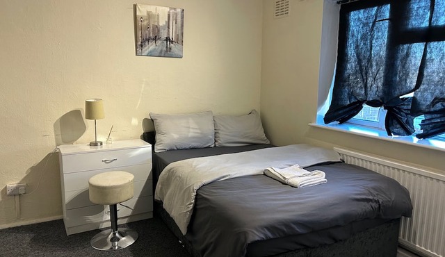 House Sleeps 6 With Garden, Parking