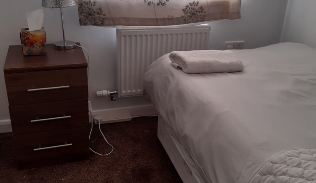 3 Bed House - Sleeps 4 - Parking - Wifi