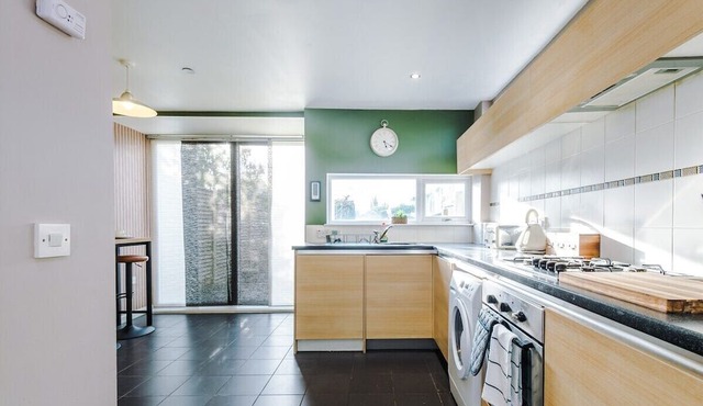 Tranquil 3 Bedroom Manchester Retreat With Parking