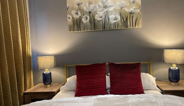 House Sleeps 6 With Garden and Parking