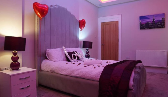 1 Bed Flat - Sleeps 2 - Hot Tub - Parking - Wifi
