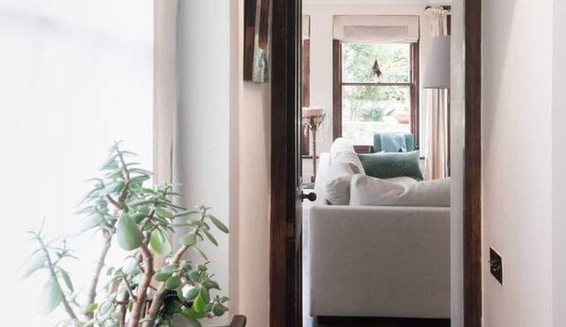A Chelsea Retreat - 2 BR with Garden and Parking