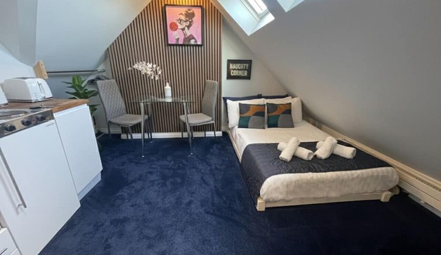 Stylish ensuite Studio Retreat off Vibrant Mill Rd