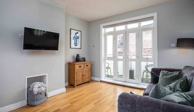Stylish & Spacious 3 Bed Apartment with Parking