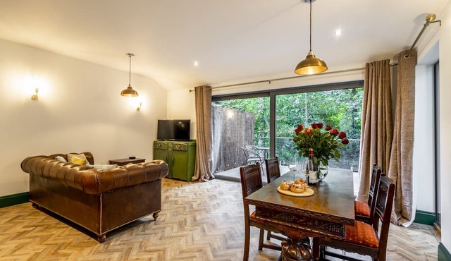 Tawny Lodge - a couples retreat that sleeps 2 guests