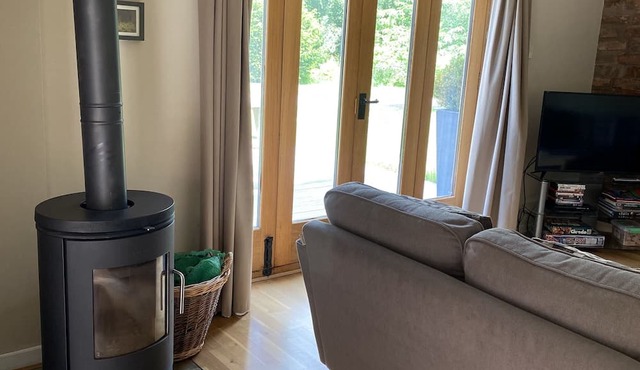 Bright two bed cottage in beautiful countryside with log burner.