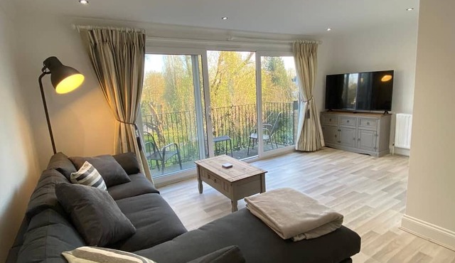 Penthouse Waterfront Apartment - St Neots