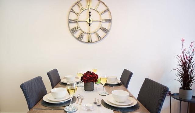 Deluxe 2 Bed 2 Bath Spacious City Centre Apartment