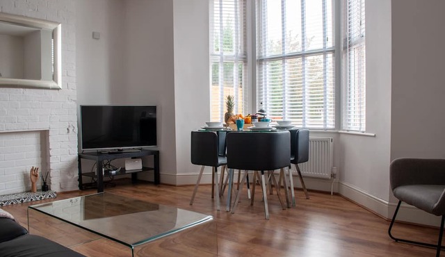 Bedford Rd Apartment| Ideal for Hospital & Town Centre