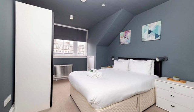 Spacious Apartment next to West End