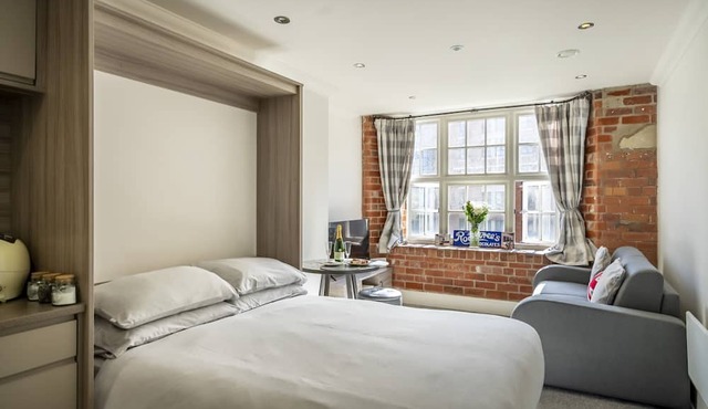 Cocoa Suites 35 - York city centre studio (with parking) - sleeps 3