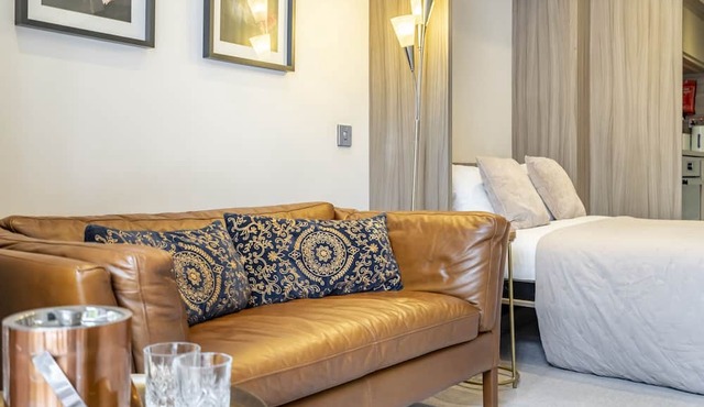 Cocoa Suites 9 - sleeps 2 guests in studio apartment