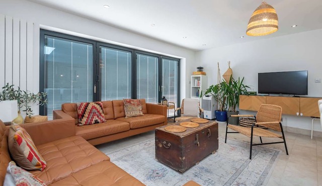 Luxurious 3BDR 3BATH Hounslow by the Airport