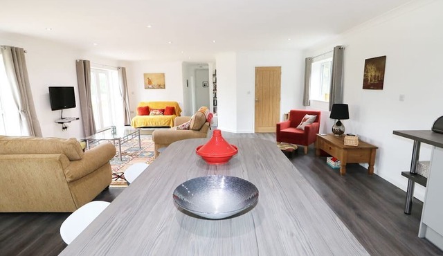 HERON LODGE, spacious, luxury, woodland setting.
