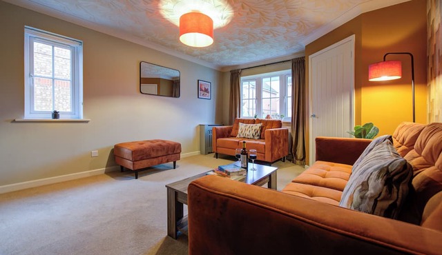 Central 3-Bedroom House · Sleeps 5 · Parking